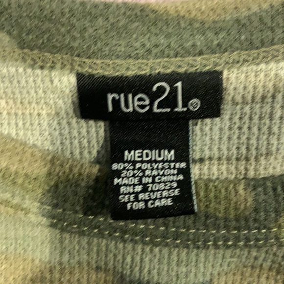 camouflage rue 21 crop top - Picture 2 of 2